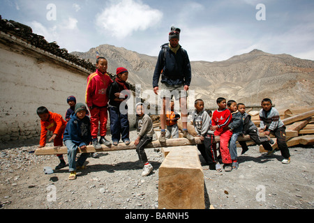 Annapurnas Nepal 30. März 2008 männlichen Trekker amüsant Kinder auf seinem Weg nach unten die Annapurna Runde Stockfoto