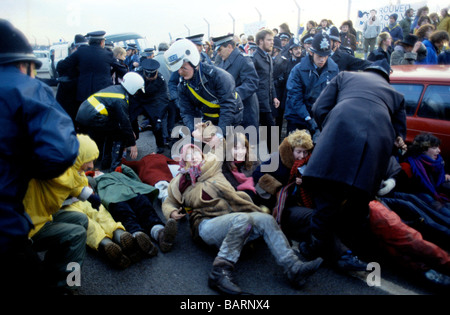 Greenham Berkshire UK Dezember 1982 Demonstranten auf das Friedenslager Greenham Common Frauen s Stockfoto