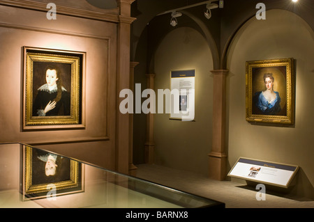2 die Bilder hängen in der "Shakespeare gefunden" Ausstellung in der Shakespeare Birthplace Trust. Stockfoto