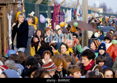 Greenham Berkshire UK Dezember 1982 Demonstranten auf das Friedenslager Greenham Common Frauen s Stockfoto