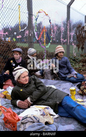 Greenham Berkshire UK Dezember 1982 Demonstranten auf das Friedenslager Greenham Common Frauen s Stockfoto