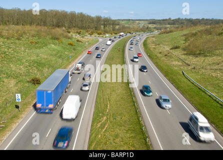 Ein zweispurige Weg - A34 Newbury umgehen, wo es schneidet der A4 mit Durchgangsverkehr.  Langsame Verschlusszeit für Motion blur. Stockfoto