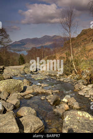 Ashness Brücke im Borrowdale eine der am meisten besuchten und fotografierten Ansichten des englischen Lake District Stockfoto