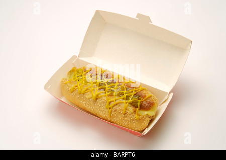 Hot Dog mit Senf und Ketchup auf herausnehmen box Stockfoto