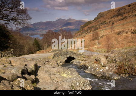Ashness Brücke im Borrowdale eine der am meisten besuchten und fotografierten Ansichten des englischen Lake District Stockfoto