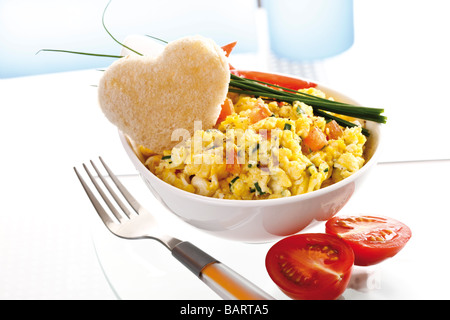 Rührei mit Tomaten in Schüssel Stockfoto