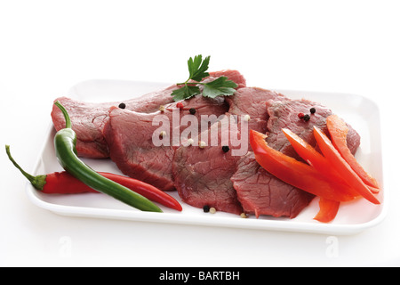 Rohe Minute Steaks auf Teller, erhöhten Blick Stockfoto