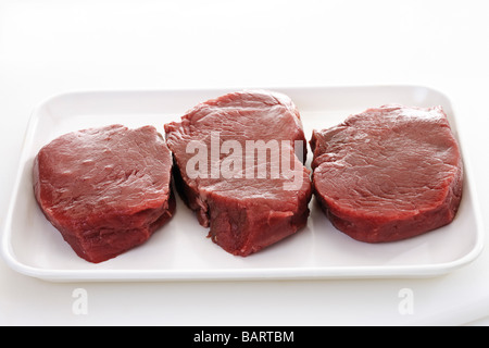 Rohen Steaks auf Teller Stockfoto