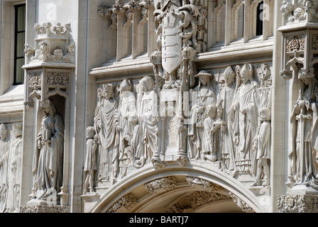 Nahaufnahme von Statuen über dem Eingang zum Middlesex Guildhall im Parlament Square Westminster in London Stockfoto