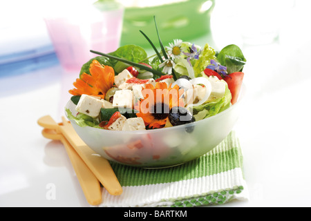 Gemischter Salat mit essbaren Blüten Stockfoto