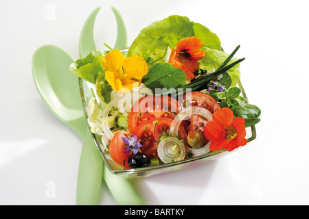 Gemischter Salat mit essbaren Blüten, erhöhten Blick Stockfoto