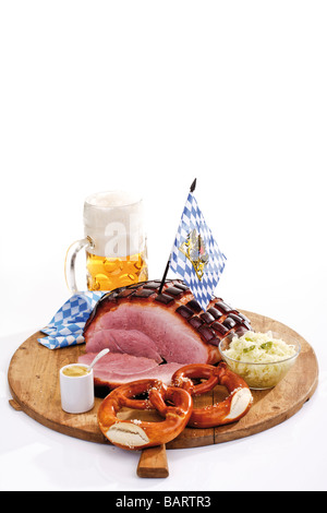 Schweinebraten Sie mit Knistern, Brezeln und einem Krug Bier auf Holzbrett Stockfoto