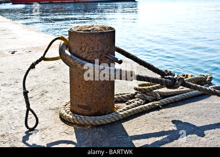 Seile und Festmacher Poller am Kai von Sliema. Stockfoto