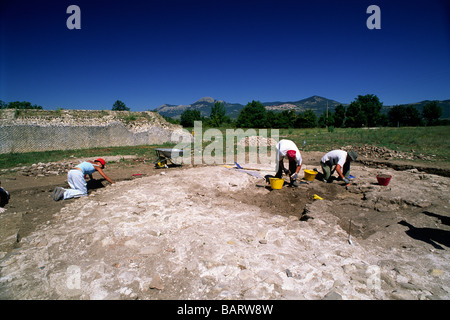 Italien, Basilicata, Grumentum, alte römische Stadtgrabungen, Archäologen Stockfoto
