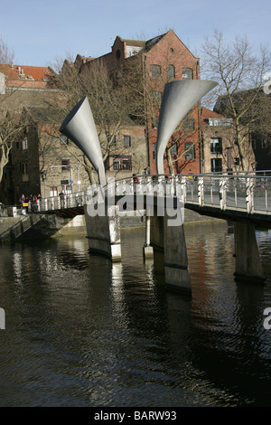 Stadt von Bristol, England. Die Eilis O'Connell konzipierte Peros Brücke über St. Augustine Reach in Bristol Floating Harbour. Stockfoto