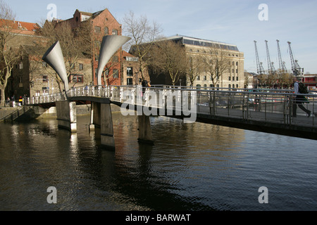 Stadt von Bristol, England. Die Eilis O'Connell konzipierte Peros Brücke über St. Augustine Reach in Bristol Floating Harbour. Stockfoto