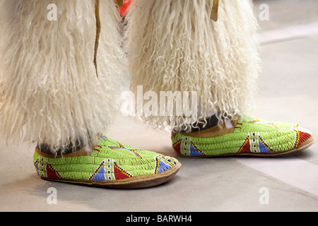Lust auf behaart Leggings und aufwendig Perlen Batiktücher auf ein Powwow-Tänzer bei der Versammlung der Nationen, Albquerque, New Mexico Stockfoto