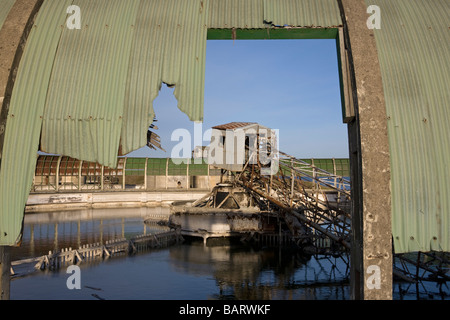 Verlassene Absetzbecken in Magnesit arbeiten Stockfoto