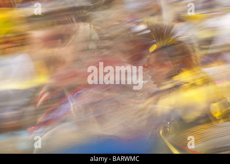 Powwow-Tänzer in Bewegung bei der Versammlung der Nationen Powwow, Albuquerque, New Mexico Stockfoto