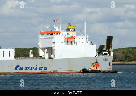 RoRo-Frachter Schiff Undine im Gange auf Southampton Water mit Schlepper Wyeforce anwesenden England UK Stockfoto