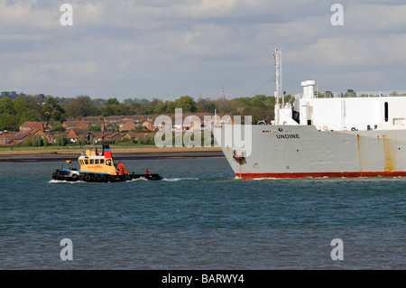 RoRo-Frachter Schiff Undine im Gange auf Southampton Water mit Schlepper Wyeguard anwesenden England UK Stockfoto