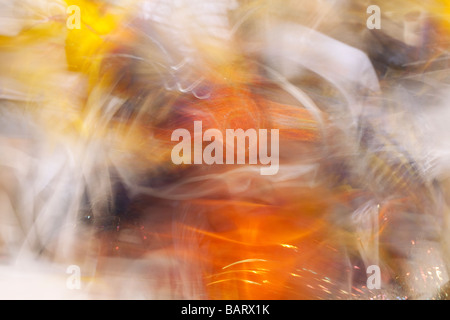 Powwow-Tänzer in Bewegung bei der Versammlung der Nationen Powwow, Albuquerque, New Mexico Stockfoto