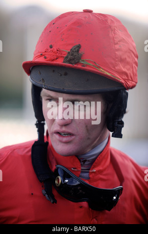 Die Jockey Joe Tizzard kehrt zum Absatteln Gehäuse bei Chepstow Rennbahn nach Reiten einen zweiten Platz auf Oscar Bay 2 Feb Stockfoto