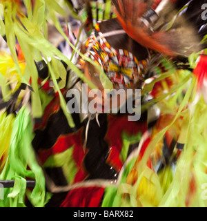 Powwow-Tänzer in Bewegung bei der Versammlung der Nationen Powwow, Albuquerque, New Mexico Stockfoto