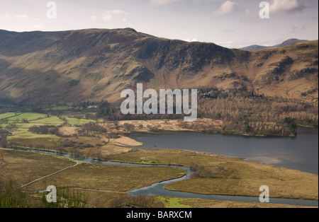 Den Fluss Derwent läuft in Derwentwater. Von der Überraschung im Lake District gesehen Stockfoto