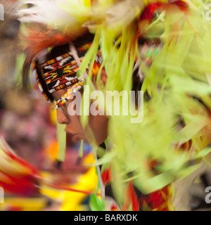 Powwow-Tänzer in Bewegung bei der Versammlung der Nationen Powwow, Albuquerque, New Mexico Stockfoto