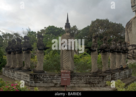 Sala Keo Kou, ein Park mit sehr großen Betonfiguren / Skulpturen, die das Leben des Lords Buddha darstellt. Stockfoto