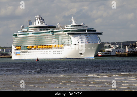 Kreuzfahrtschiff Unabhängigkeit der Meere verlassen den Hafen von Southampton England UK Stockfoto