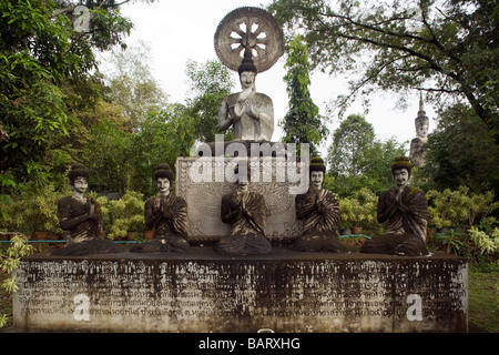 Sala Keo Kou, ein Park mit sehr großen Betonfiguren / Skulpturen, die das Leben des Lords Buddha darstellt. Stockfoto