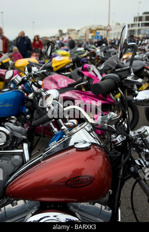 Eine Reihe von Fahrrädern als Biker steigen auf der Meer Hastings in West Sussex für die möglicherweise Bank Holiday Montag Stockfoto