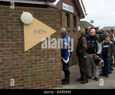 Eine seltene Schlange an den Herren Toiletten als Biker steigen auf der Meer Hastings in West Sussex für die möglicherweise Bank Holiday Montag Stockfoto