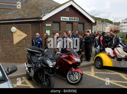 Eine seltene Schlange an den Herren Toiletten als Biker steigen auf der Meer Hastings in West Sussex für die möglicherweise Bank Holiday Montag Stockfoto