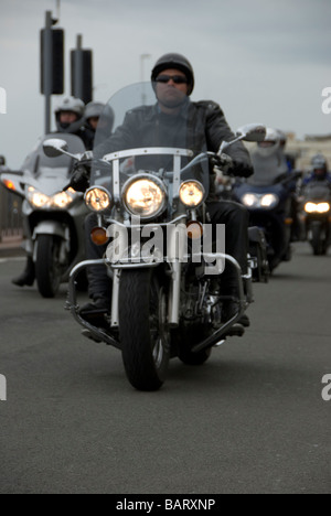 Biker hinab auf der Meer Hastings in West Sussex für die möglicherweise Bank Holiday Montag Stockfoto