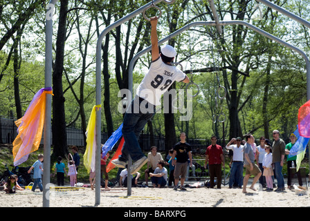 Nutzen Sie das warme Wetter und nehmen Swing A Ring Day im Riverside Park in New York Stockfoto