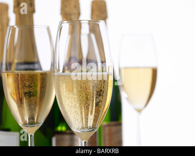 Sektflaschen und Champagner-Gläser im Vordergrund, Nahaufnahme Stockfoto