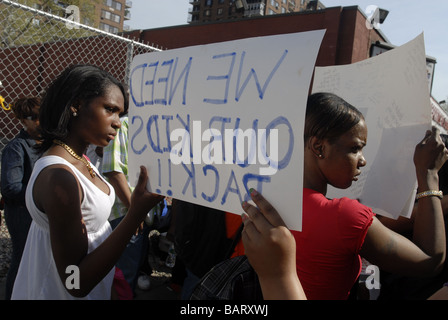 Harlem Mütter S A V E stoppen ein weiteres gewaltsames Ende März Lenox Avenue in Harlem in New York Stockfoto