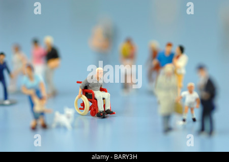 Rollstuhl gefesselten Mann Figur unter den Menschen, Nahaufnahme Stockfoto