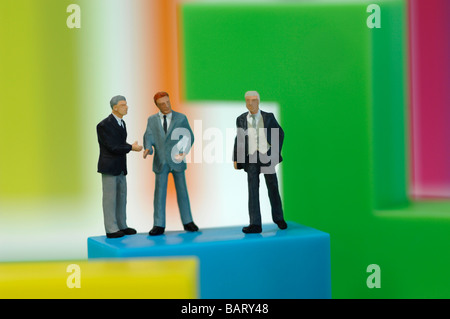 Geschäftsmann Figuren auf hellen Nahaufnahme bauen von Backsteinen, Stockfoto