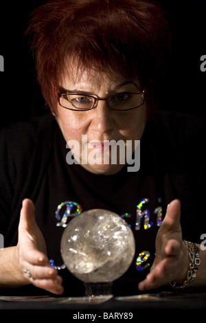 Psychische Schwestern Nina Ashby Vermögen lesen in Selfridges, London Stockfoto