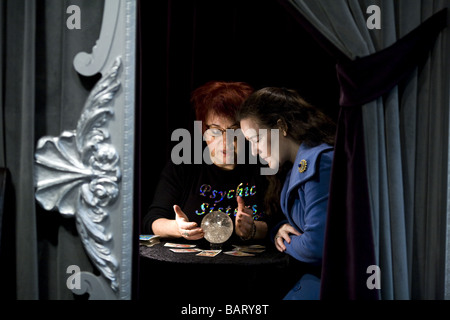 Psychische Schwestern Nina Ashby (links) Vermögen lesen in Selfridges, London Stockfoto