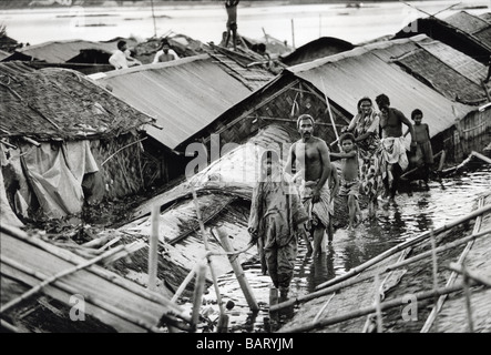 Slum Nr. 4, Dhaka, Bangladesch Sept 1998: Menschen gehen an einen Bambus Gehweg am oberen Dachebene Nahrungsmittelhilfe erhalten zu verlagern. Stockfoto