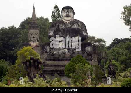 Sala Keo Kou, ein Park mit sehr großen Betonfiguren / Skulpturen, die das Leben des Lords Buddha darstellt. Stockfoto