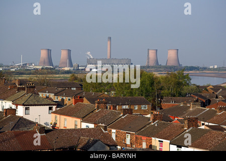 Blick vom Runcorn Brücke in Widnes, Fiddlers Ferry Kraftwerk, Cheshire, UK Stockfoto