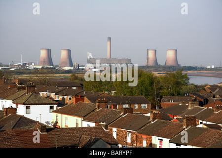 Blick vom Runcorn Brücke in Widnes, Fiddlers Ferry Kraftwerk, Cheshire, UK Stockfoto