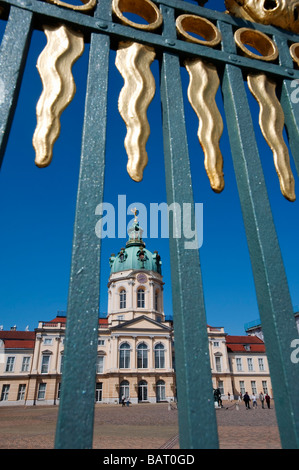 Blick auf Schloss Charlottenburg Palast durch reich verzierte vergoldete Geländer in Berlin Stockfoto