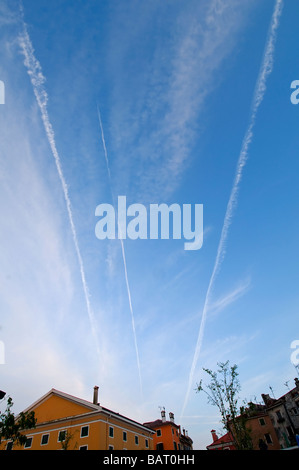 Weiße Spuren, die von Flugzeugen am Himmel hinterlassen werden Stockfoto